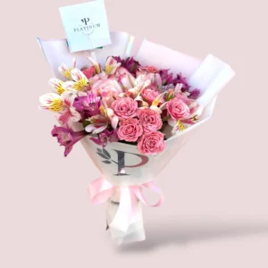 6 Rosas devela con astromelia y mini rosa
